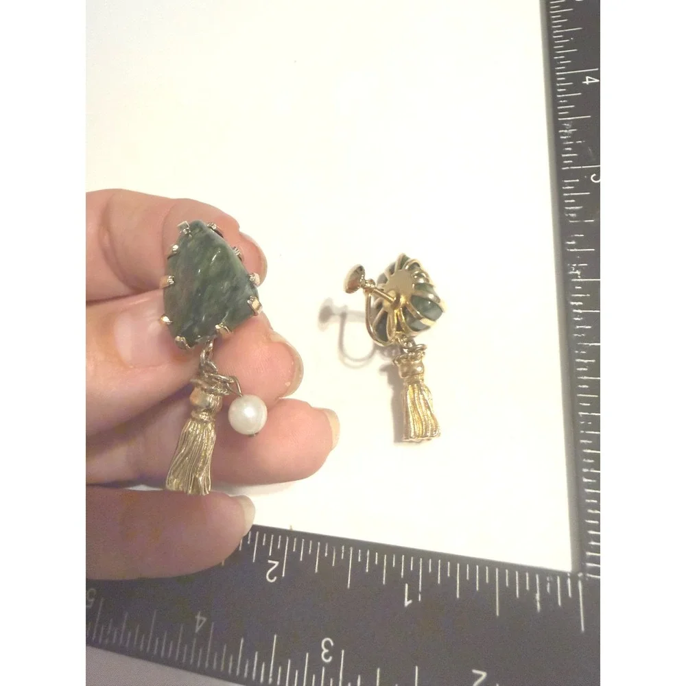 Vintage Green Jade Tassel Pearl Screw Back Earrings Gold Tone‎ Mid Century